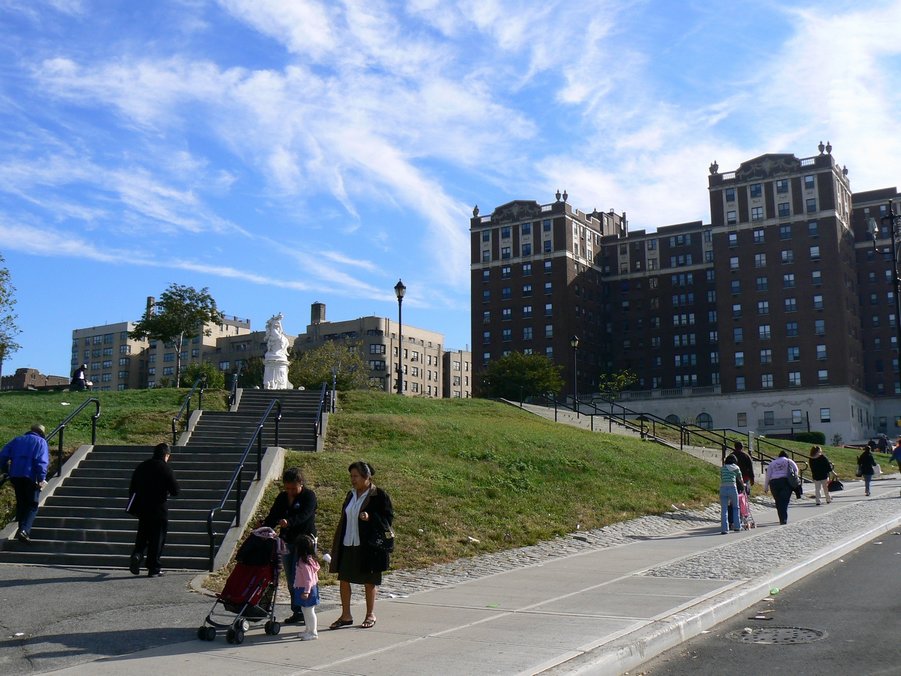 Bronx - Grand Concourse Str: Bronx - Joyce Kilmer Park 131